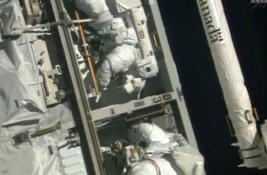 Ричард Мастраккио (слева) и Стив Свэнсон (справа) во время 2,5 часового выхода в открытый космос 23 апреля 2014 года